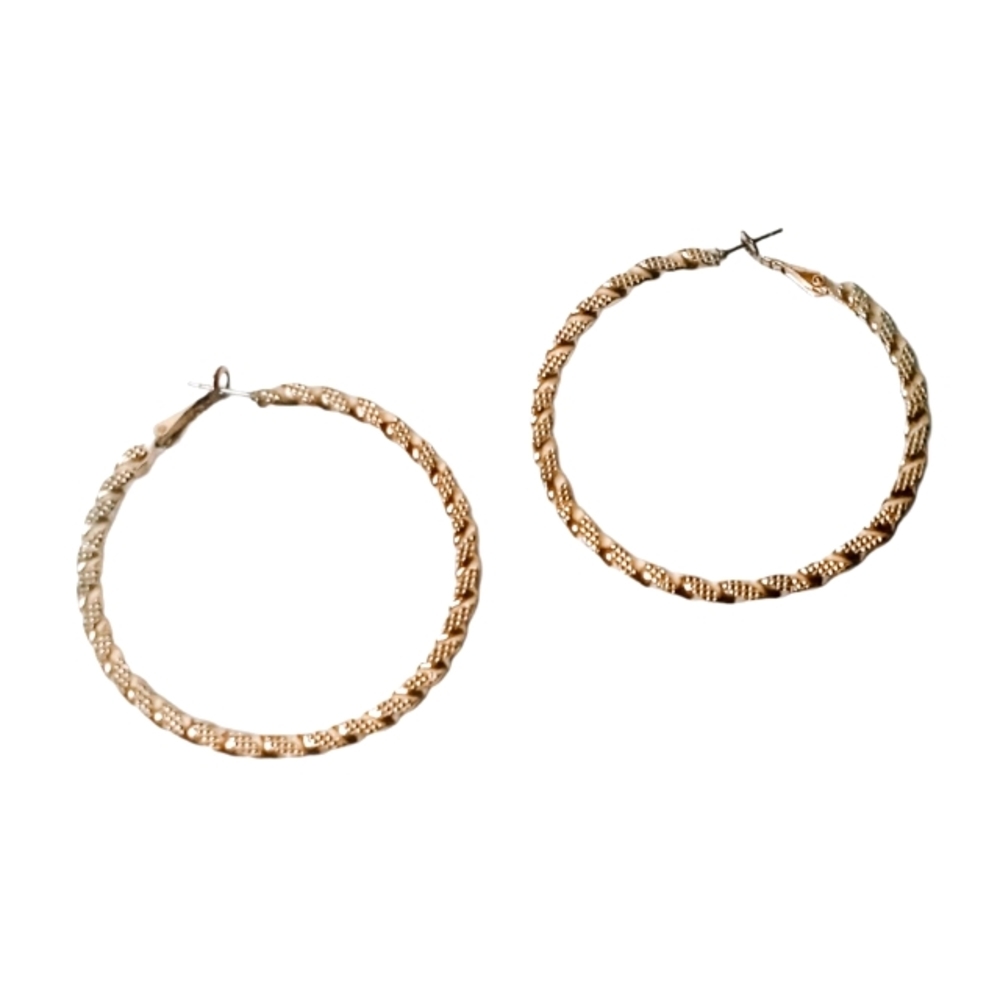EUC 💞 Gold Tone med size swirl hoop earrings